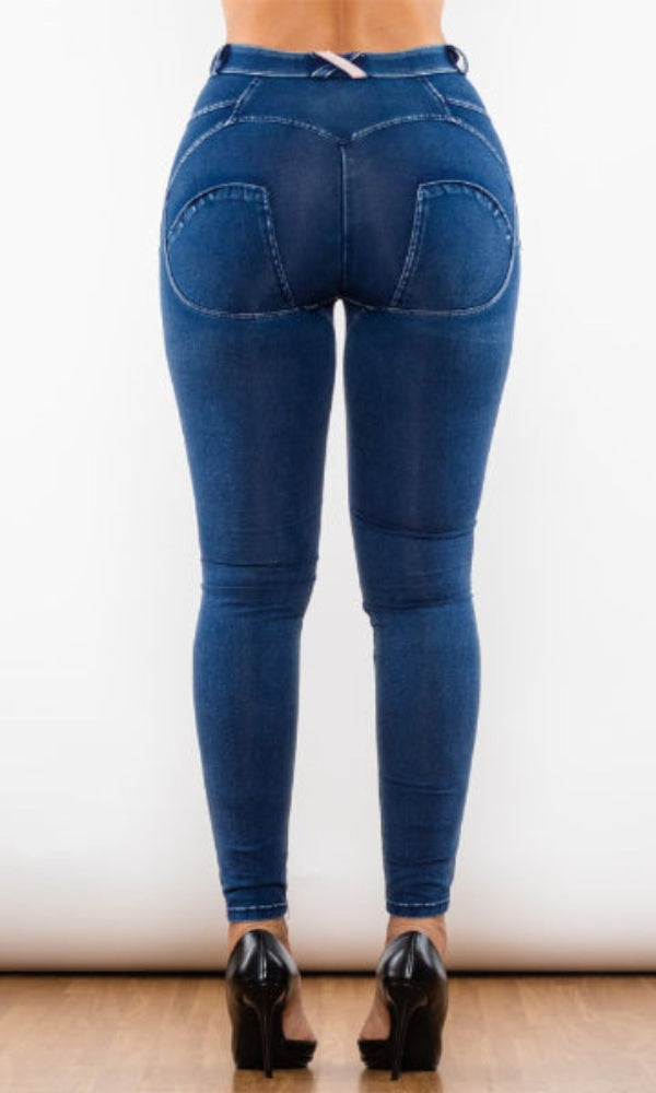 Moderne MW Push-Up Jeans in blauer, zerrissener Optik. Sie betonen die Kurven und bieten eine bequeme Passform für maximales Selbstbewusstsein.
