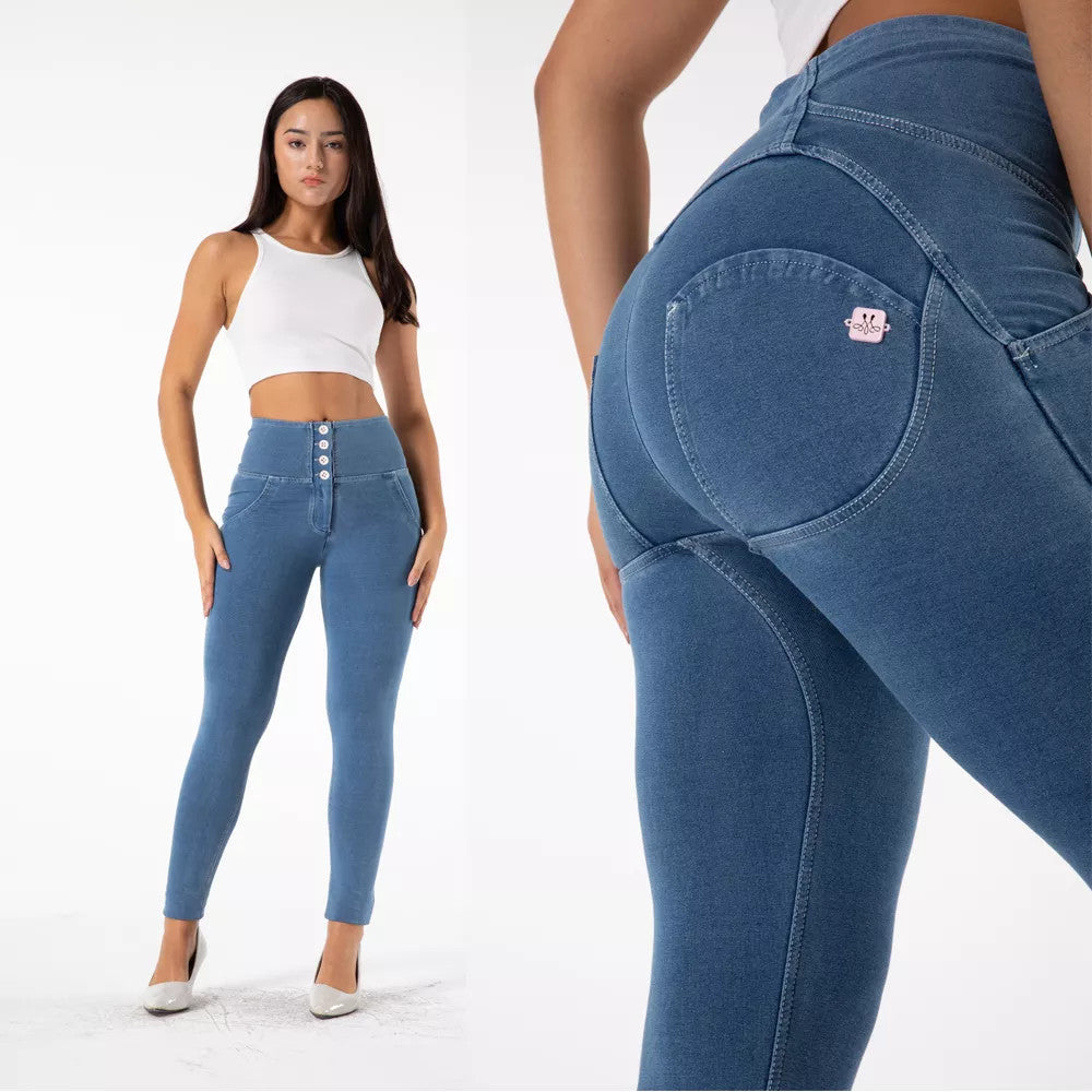 Entdecke unsere MW Push-Up Jeans, die deine Kurven betonen und dir ein selbstbewusstes Gefühl verleihen. Genieße die perfekte Passform, die Akzeptanz und Komfort vereint – für jeden Anlass und jedes Outfit. Trage deine Schönheit mit Stolz!