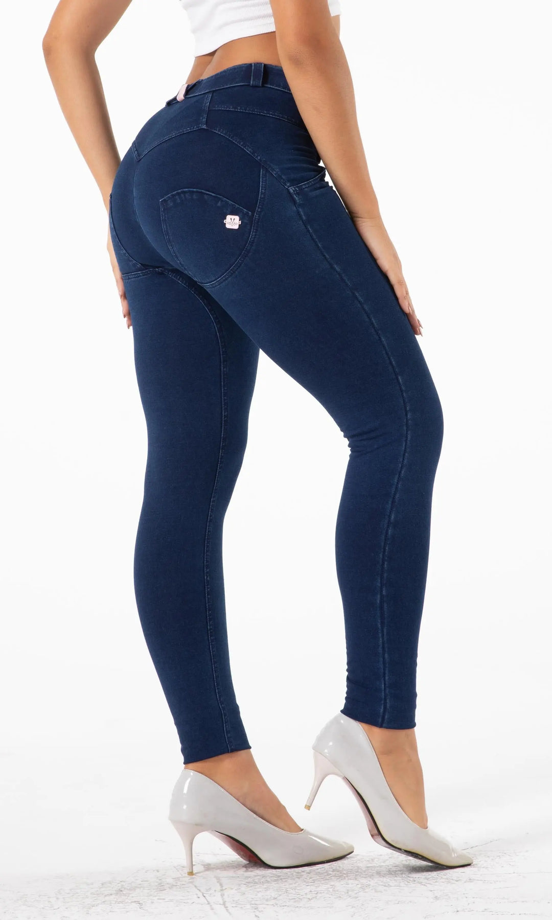 Dunkelblaue MW Jeans mit Push-Up-Effekt für Damen, figurformende Passform und trendiges Design für einen selbstbewussten, stilvollen Auftritt.