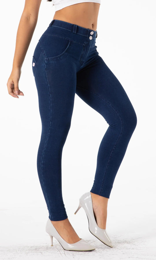 MW Push Up Jeans in Dunkelblau, figurformende Damenjeans mit modernem Schnitt und Push-Up-Effekt, hebt die Kurven stilvoll hervor und bietet eine zeitlose, elegante Optik.