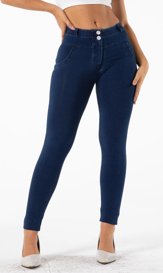 Figurformende MW Push Up Damenjeans in Dunkelblau, modischer Schnitt mit angenehmer Passform und Push-Up für eine attraktive, selbstbewusste Silhouette.