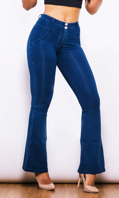 Ermächtigende MW Flared Push-Up Jeans, dunkelblau, betonen Kurven mit Komfort-Passform. Vielseitig & stilbewusst für modernen Selbstausdruck.