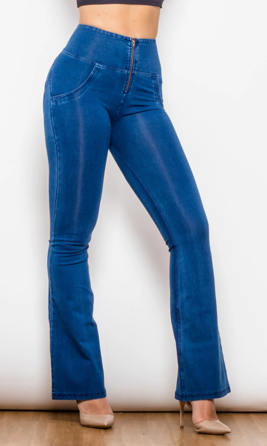 Push Up Jeans flared mit Zipper und High Waisted Bund von MwPants, seitlich fotografiert, betont Figur und Komfort