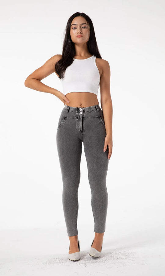 MW Push Up Jeans für Damen, graue Farbe, formt eine schöne Figur dank Push-Up-Schnitt und überzeugt mit modernem, vielseitigem Stil für Alltag und Freizeit.