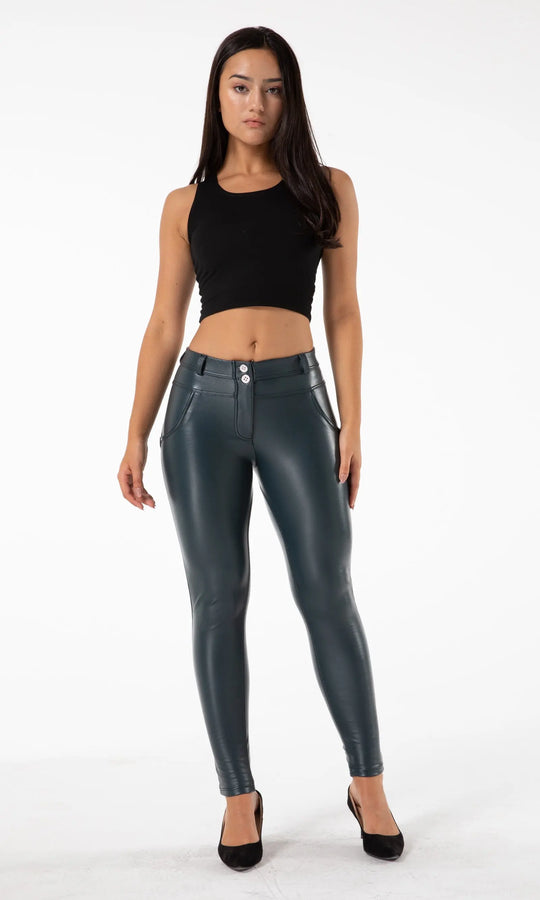 Elegante dunkelblaue Push Up PU Lederhose für Damen, figurbetont, ideal für modische Outfits im Alltag oder zu besonderen Anlässen