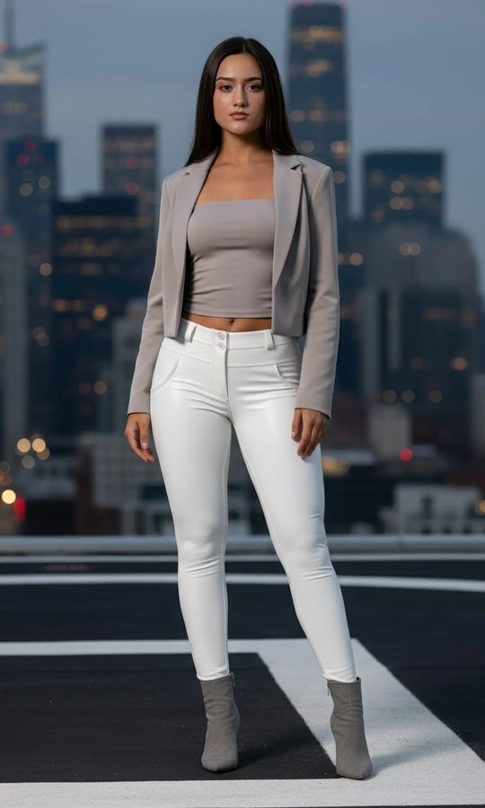 Modebewusste weiße Push Up Lederhose für Damen  Figure verbessernd, bequem und zeitlos von MWpants