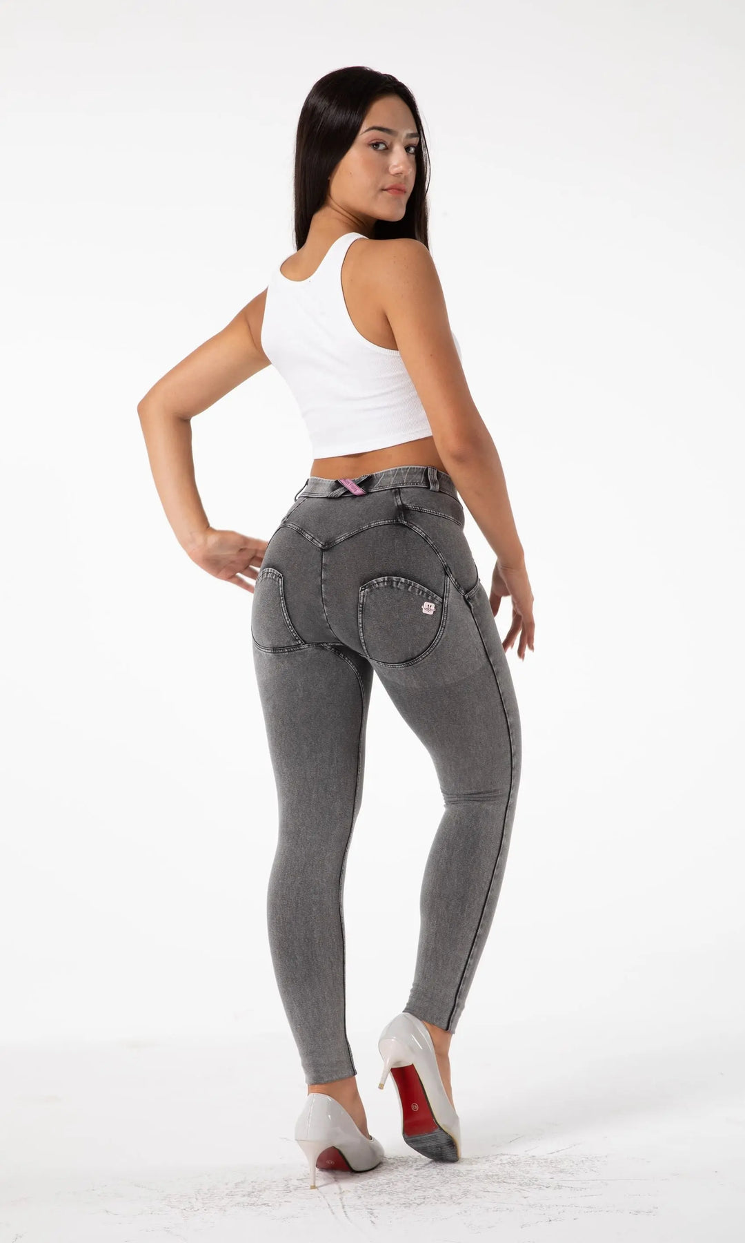 Damenjeans MW in Grau – figurformend und modisch, mit innovativem Push-Up-Effekt für mehr Selbstbewusstsein und einen stilbewussten Auftritt.