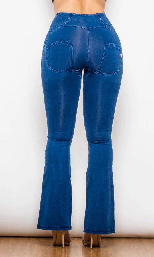 Moderne flared High Waisted Push Up Jeans MwPants, Vorderansicht, zeigt ausgestelltes Bein und Reißverschluss