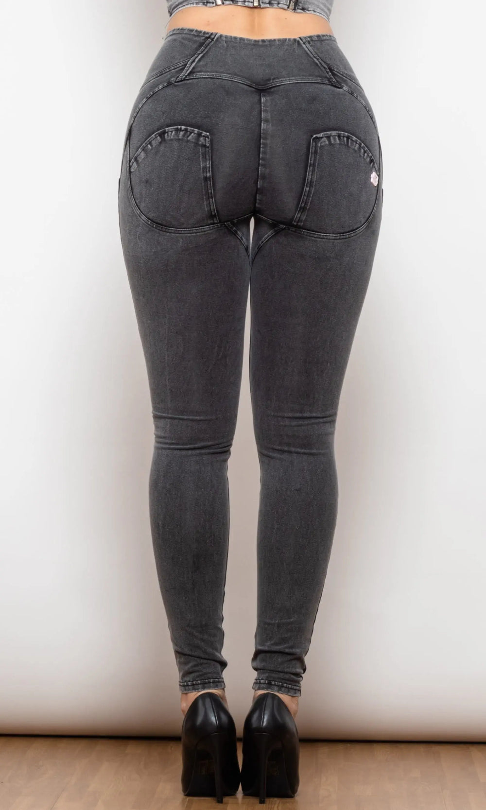 Graue High Waisted Damen Push Up Jeans, figurformend, modisch und schmeichelhaft geschnitten für jede Garderobe