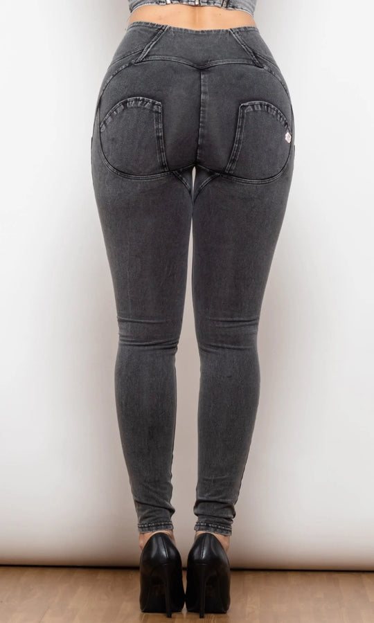 Graue High Waisted Damen Push Up Jeans, figurformend, modisch und schmeichelhaft geschnitten für jede Garderobe
