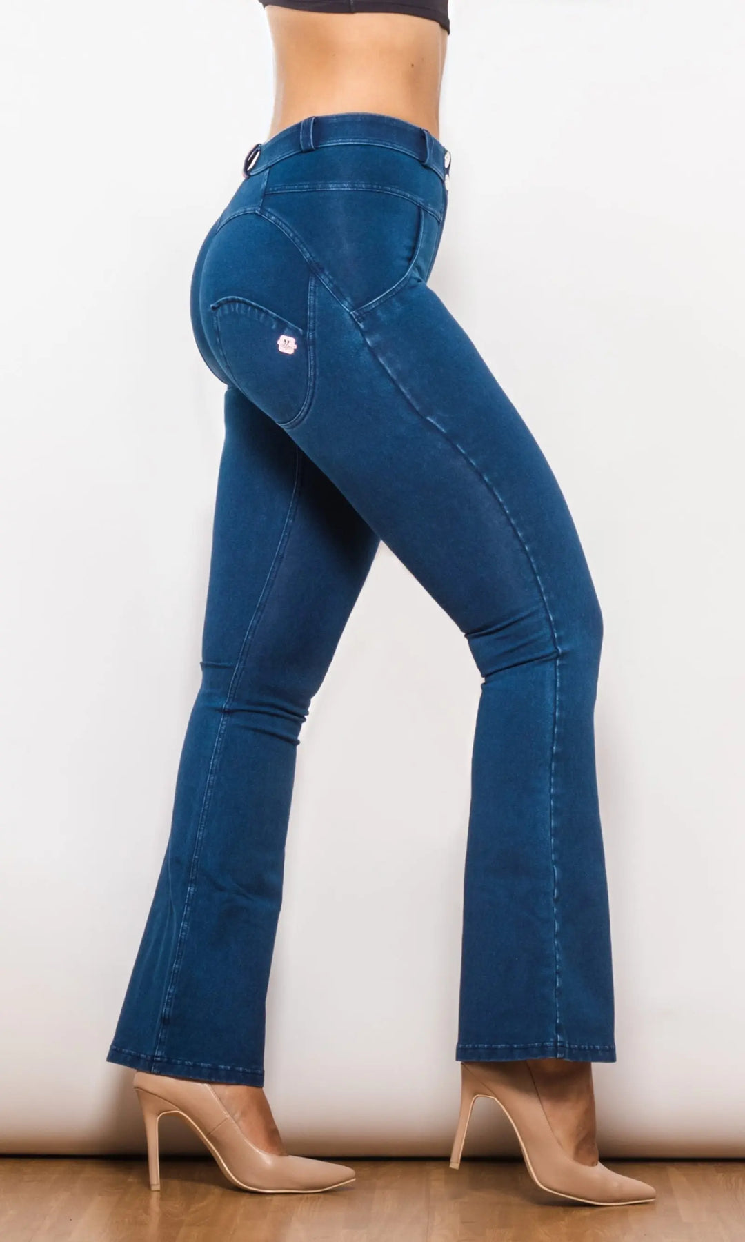 MWPants dunkelblaue flared Push Up Jeans, moderne Passform, hebt Po und betont die Silhouette stilvoll.
