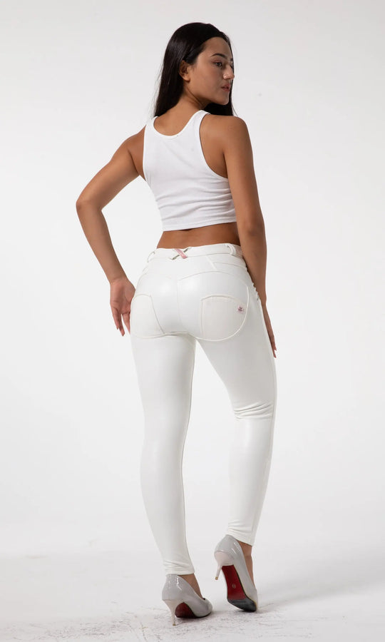 Figurbetonte weiße Lederhose Damen MWpants Push Up Design für mehr Selbstbewusstsein und Stil