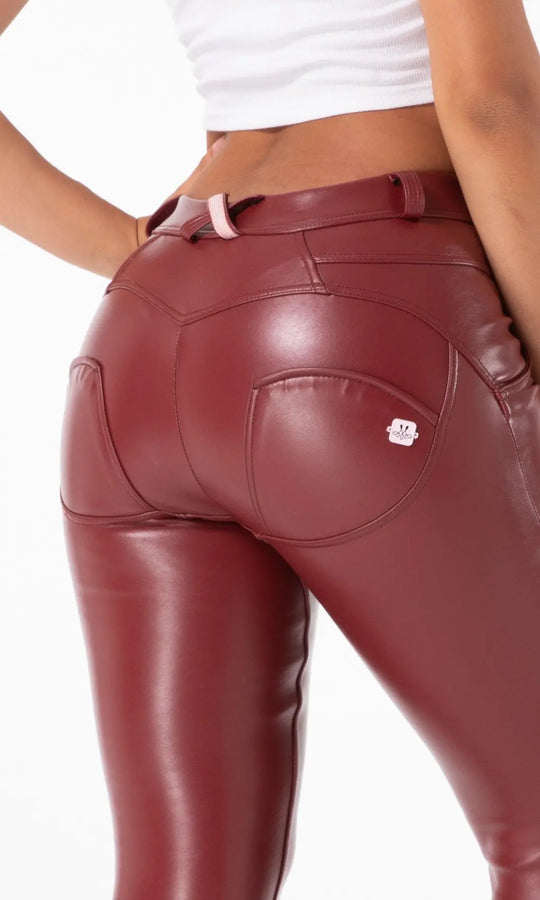 Detailaufnahme der weinroten MWPants Pu-Lederhose mit kaschierendem Push-Up-Design und weichem Winterfutter
