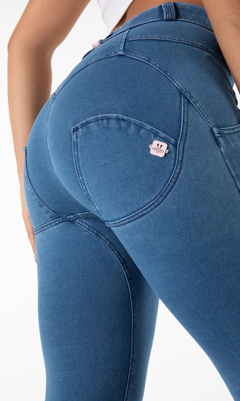 Moderne Damen Push Up Jeans von mwpants in Blau, figurformende Jeans für eine attraktive Silhouette, hohe Elastizität und Komfort-Passform, betont Kurven und hebt Po, stilvolle Wahl für vielfältige Outfits, ideal für modebewusste Kundinnen.