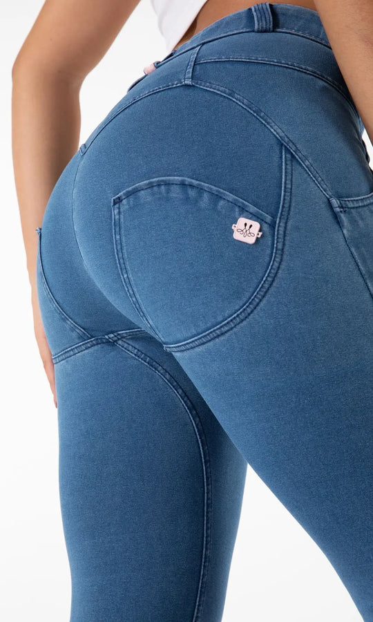 Moderne Damen Push Up Jeans von mwpants in Blau, figurformende Jeans für eine attraktive Silhouette, hohe Elastizität und Komfort-Passform, betont Kurven und hebt Po, stilvolle Wahl für vielfältige Outfits, ideal für modebewusste Kundinnen.