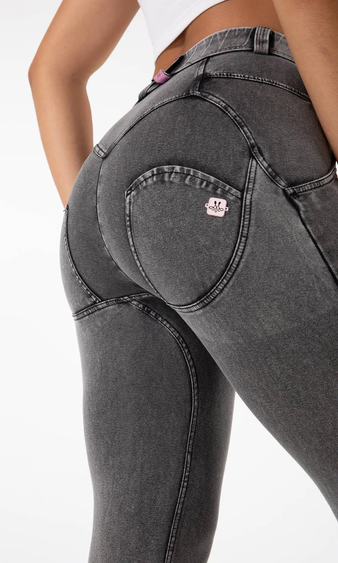 Modische MW Push Up Jeans in Grau, figurformende Damenjeans mit schmeichelhaftem Push-Up-Effekt, bequemem Sitz und elegantem Design – ideal für moderne Outfits.