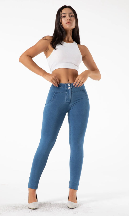 Figurformende Damenjeans Blau von mwpants, Push Up Funktion zur Betonung der Kurven, moderne und schmeichelhafte Passform, hochwertiger stretchiger Stoff für extra Komfort, ideale Damenjeans für Alltag und besondere Anlässe.