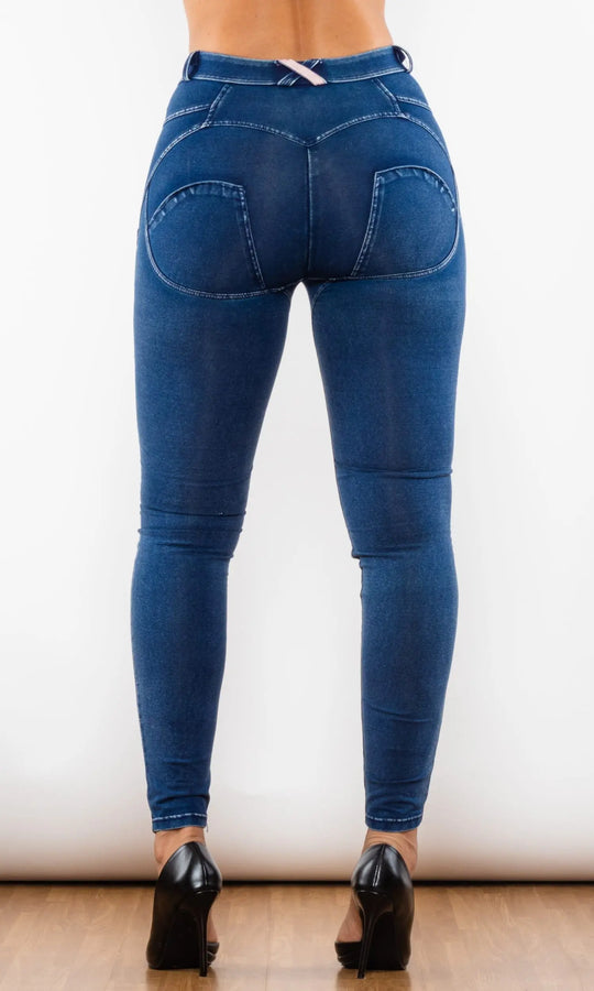 Zerrissene MW Push Up Damenjeans in Blau, figurformende Jeans mit Push-Up-Schnitt, setzt Akzente durch angesagte Risse und schmeichelt der Figur.
