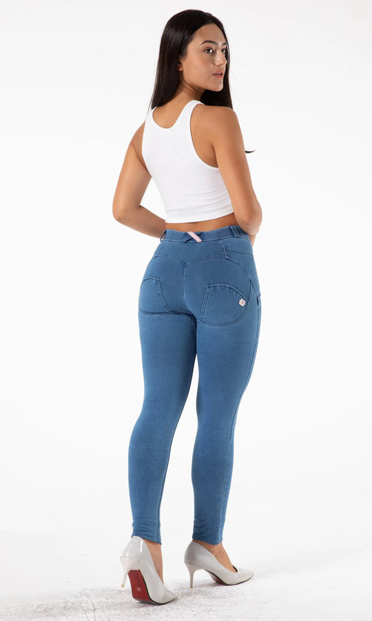 Stylische Damen Push Up Jeans mwpants blau, figurformende Shaping-Jeans, hebt gezielt Po und Hüften, moderne Passform für selbstbewusste, modebewusste Frauen, perfekter Komfort vereint mit trendiger Optik.