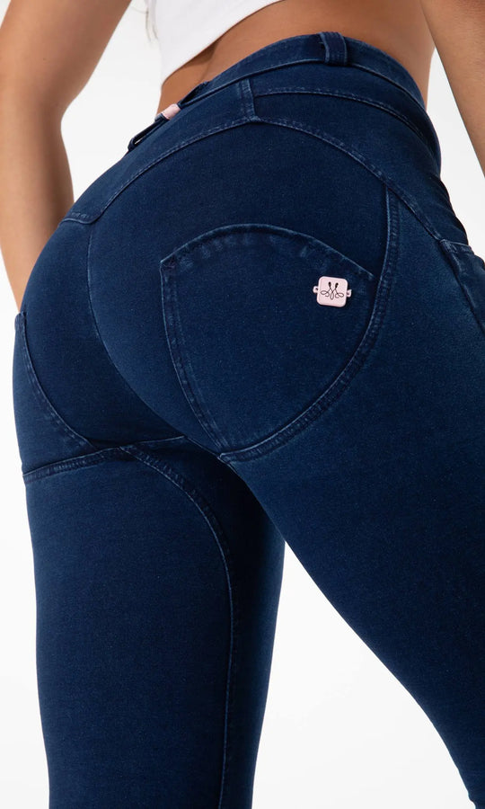 Dunkelblaue MW Push Up Damenjeans, modisch figurformend mit bequemer Passform und sichtbarem Push-Up-Effekt für einen attraktiven, selbstbewussten Look.