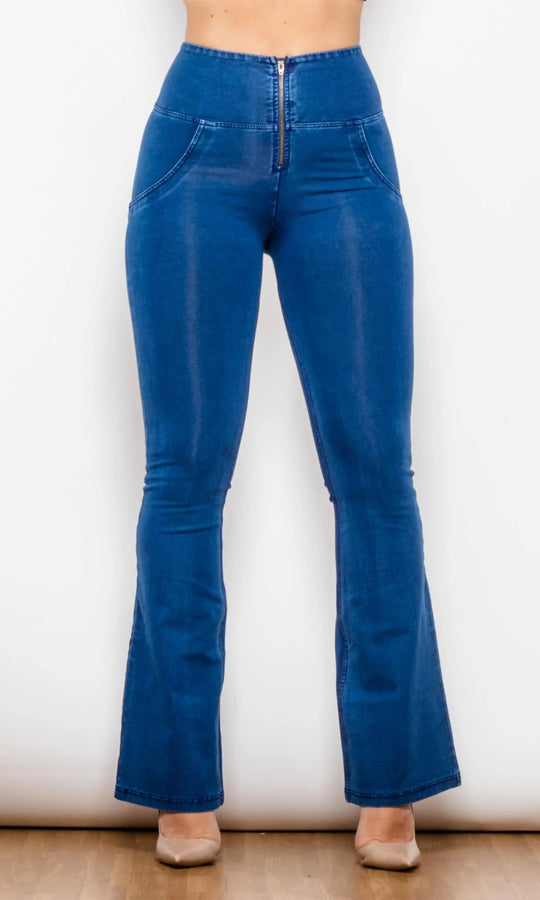 Moderne Push Up flared Jeans von MwPants, High Waist, sichtbarer Reißverschluss, betont elegante Silhouette