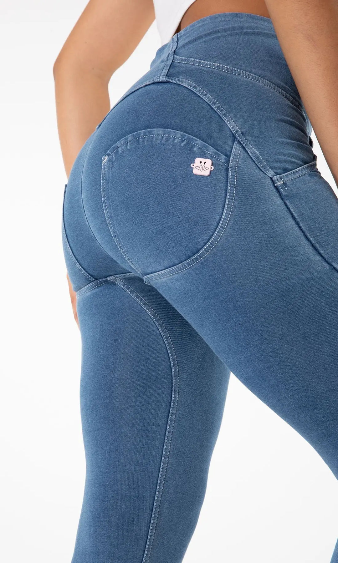 Blaue MWPants Jeans, High Waist und Push Up Effekt, frontal auf weißem Hintergrund