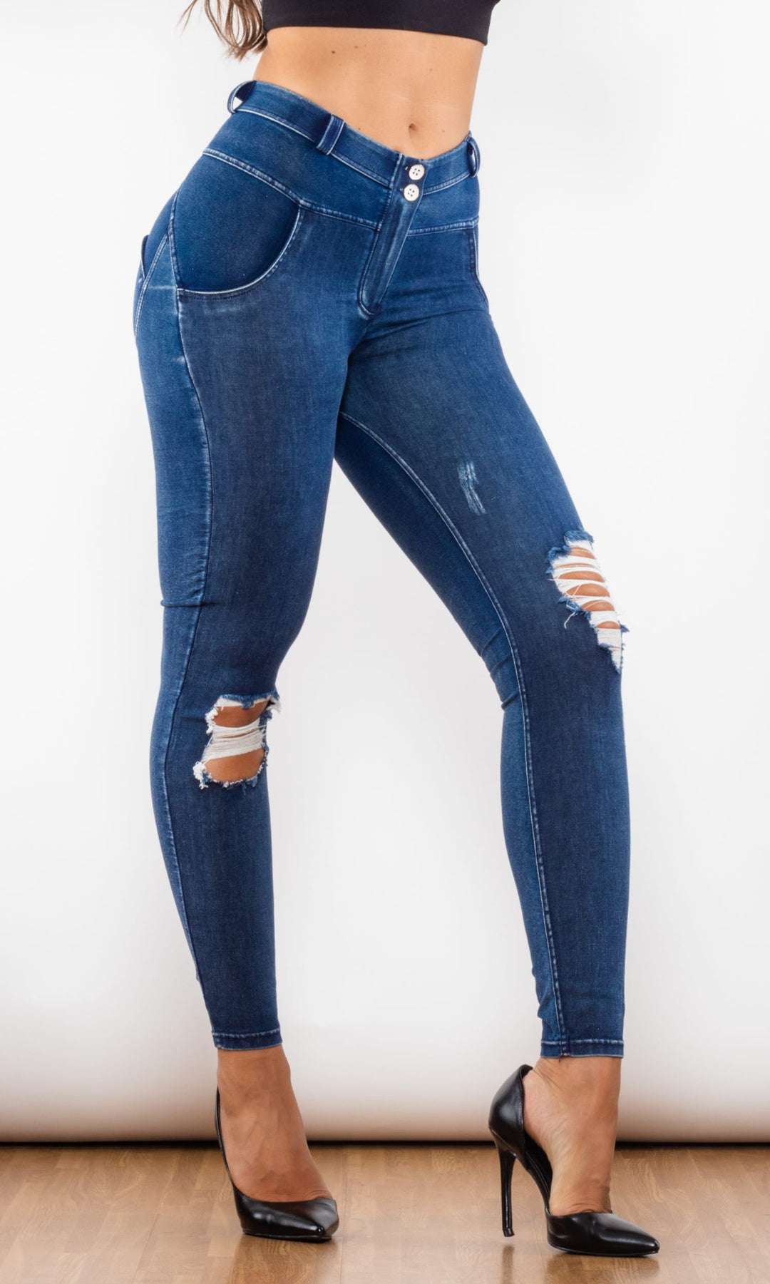 MW Push Up Jeans in Blau zerrissen, modische Damenjeans mit figurformendem Push-Up-Effekt, stylischen Rissen und bequemer Passform für einen trendbewussten Look.