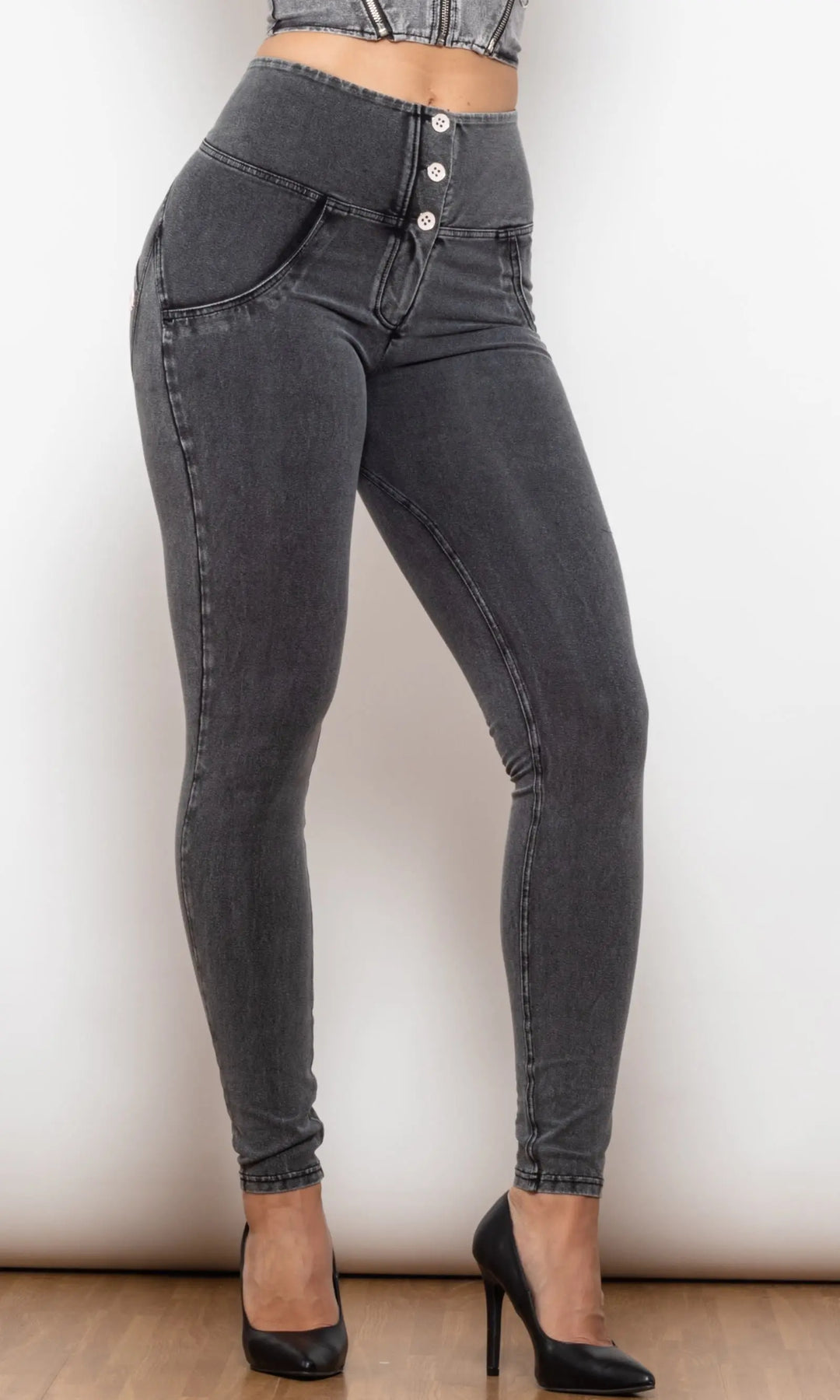 Damen Push Up Jeans High Waisted in Grau, figurbetonte Passform, modische Jeans für selbstbewusste Looks