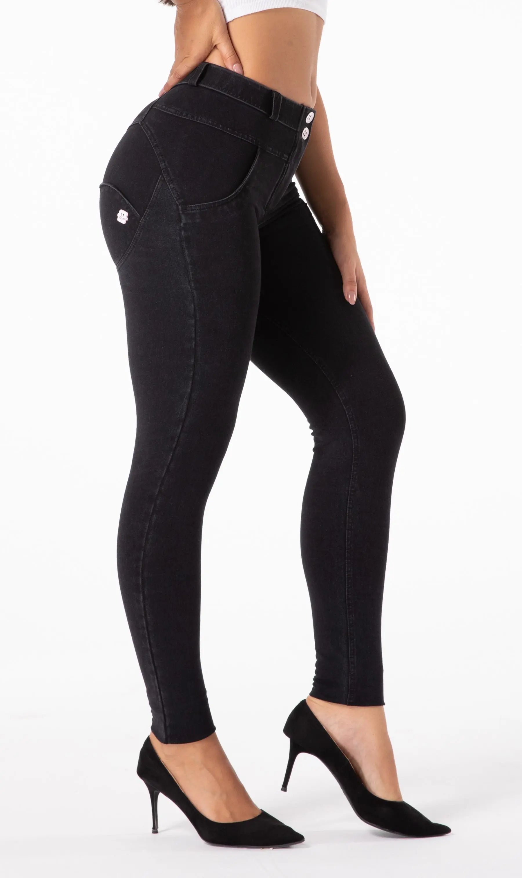 MW Push Up Jeans in Schwarz, figurformende Damenjeans mit Push-Up-Effekt, modischer Schnitt und elegante Passform für vielseitige, stilbewusste Outfits.