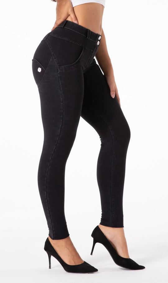 MW Push Up Jeans in Schwarz, figurformende Damenjeans mit Push-Up-Effekt, modischer Schnitt und elegante Passform für vielseitige, stilbewusste Outfits.
