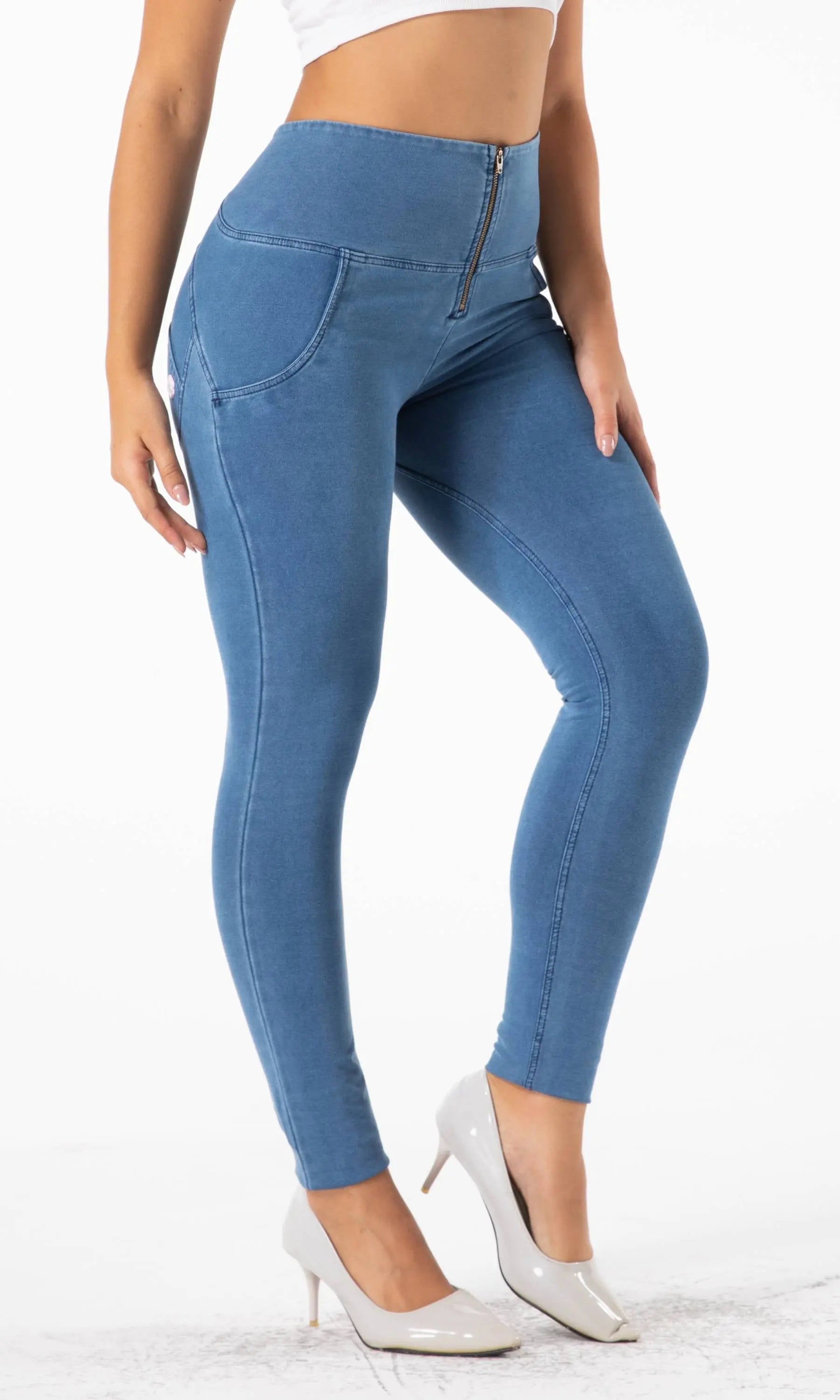 MW Push Up High Waist Jeggings in Blau, figurformende Damenjeans mit Push-Up-Effekt und hoher Taille, sorgt für eine elegante Silhouette und modernen Stil.