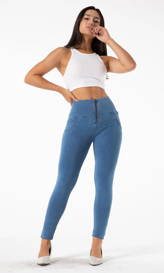 High waisted MW Push Up Damen Jeggings, blau, betont Taille und Hüften, kombiniert Push-Up-Effekt mit angesagtem modernen Design und figurformender Passform.