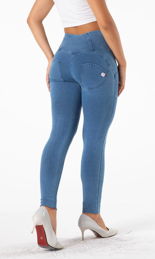 Figurformende MW Push Up Jeggings blau, mit hoher Taille, sorgt für eine länger wirkende Silhouette und hebt die Kurven stilvoll hervor.