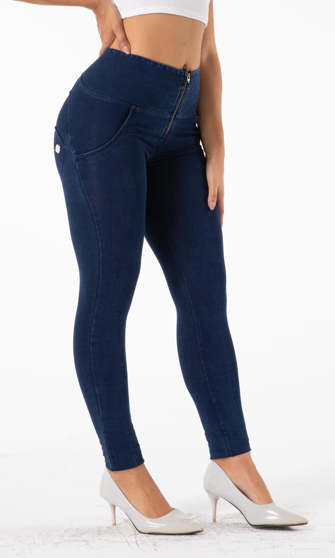 MW Push Up Jeans in Dunkelblau, high waisted mit Zipper, figurformende Damenjeans mit Push-Up-Effekt und auffälligem Reißverschluss für einen eleganten und modernen Look.