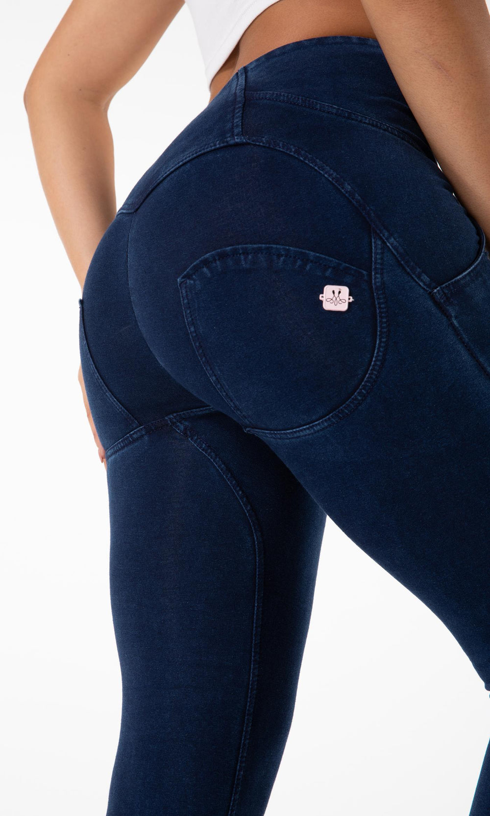 Dunkelblaue MW Damenjeans, high waisted und mit Zipper, figurformende Passform mit Push-Up-Effekt, setzt die Taille in Szene und sorgt für ein stylisches, selbstbewusstes Outfit.