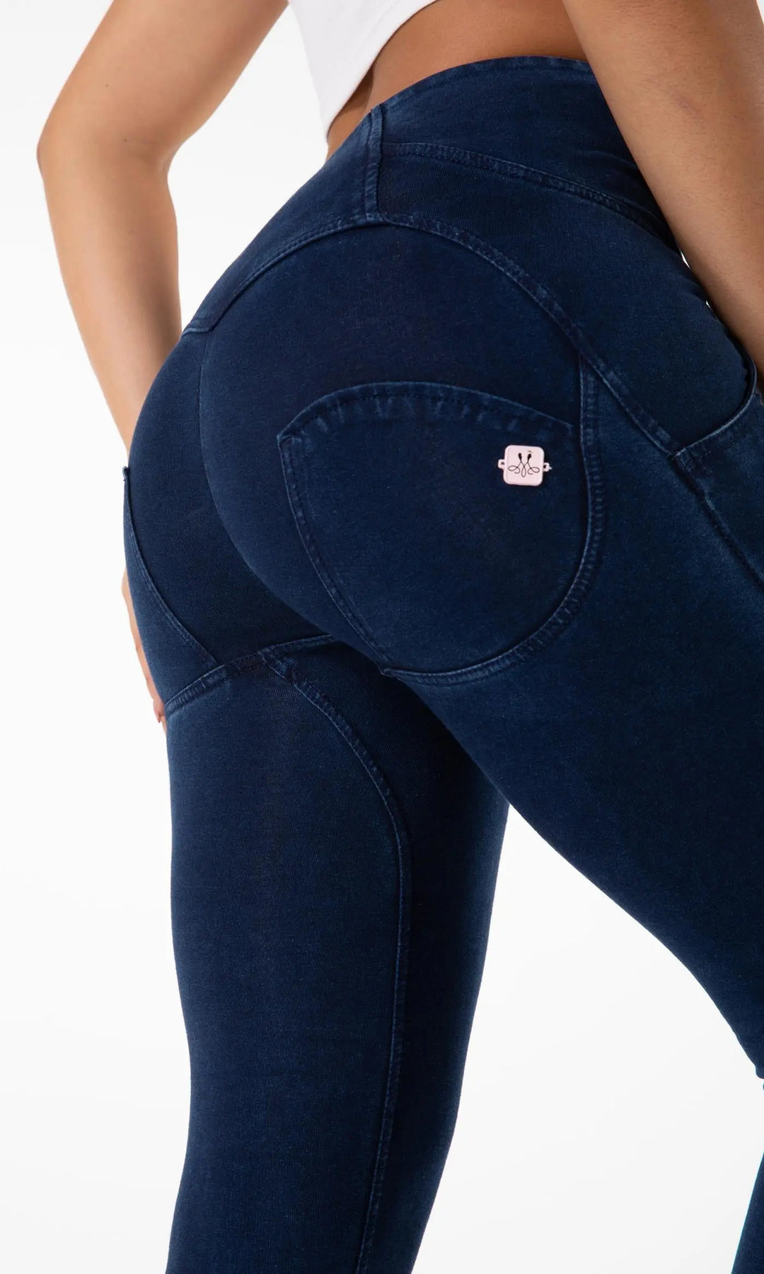 Dunkelblaue MW Damenjeans, high waisted und mit Zipper, figurformende Passform mit Push-Up-Effekt, setzt die Taille in Szene und sorgt für ein stylisches, selbstbewusstes Outfit.