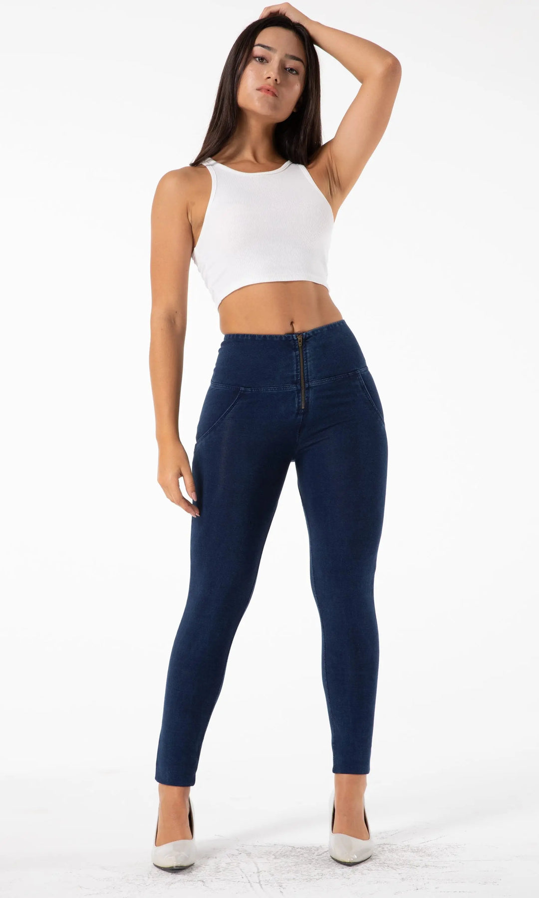 High waisted MW Push Up Jeans, dunkelblau mit Reißverschluss-Detail, figurformende Damenjeans mit Push-Up-Effekt für eine stilvolle und komfortable Passform.