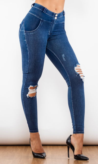 Stylische MW Push-Up Jeans in zerrissenem Design, blau. Formt die Kurven und bietet Komfort-Passform für ein selbstbewusstes Auftreten.