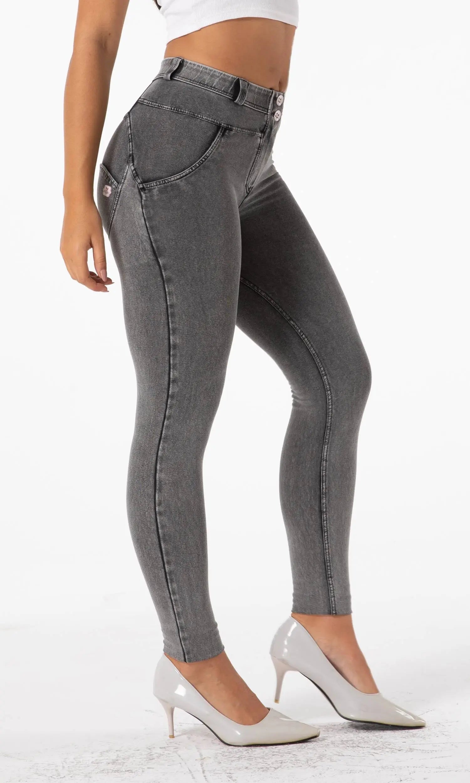 MW Push Up Jeans in Grau – modische Damenjeans mit figurformender Passform, Push-Up-Effekt für eine schmeichelhafte Silhouette, hochwertiges Material und zeitloses Design für vielseitige Outfits.