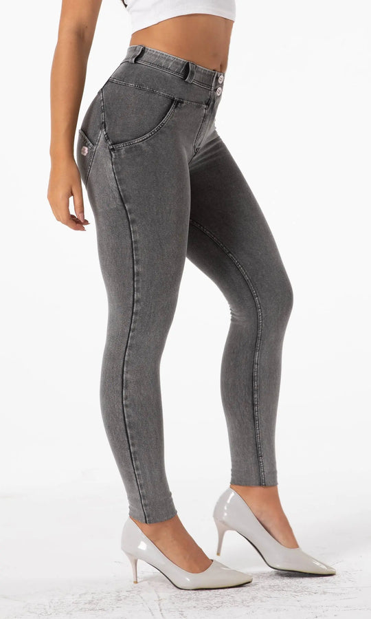 MW Push Up Jeans in Grau – modische Damenjeans mit figurformender Passform, Push-Up-Effekt für eine schmeichelhafte Silhouette, hochwertiges Material und zeitloses Design für vielseitige Outfits.