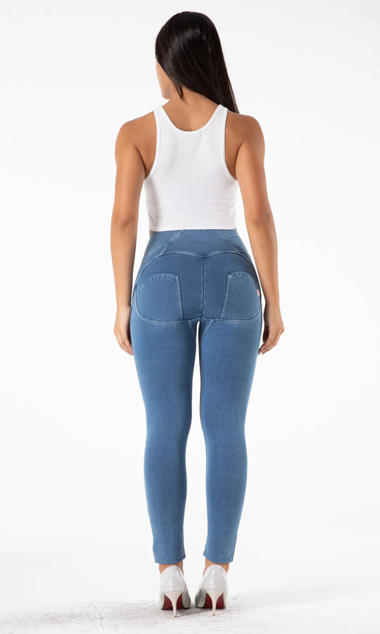 Nahaufnahme: MWPants blaue Push Up Jeans, High Waist, strukturierter Denim-Stoff