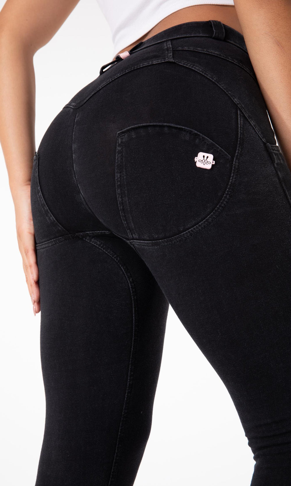 Schwarze MW Damenjeans mit Push-Up-Effekt, figurformend und bequem, betont die Kurven und sorgt für eine schlanke, moderne Silhouette.