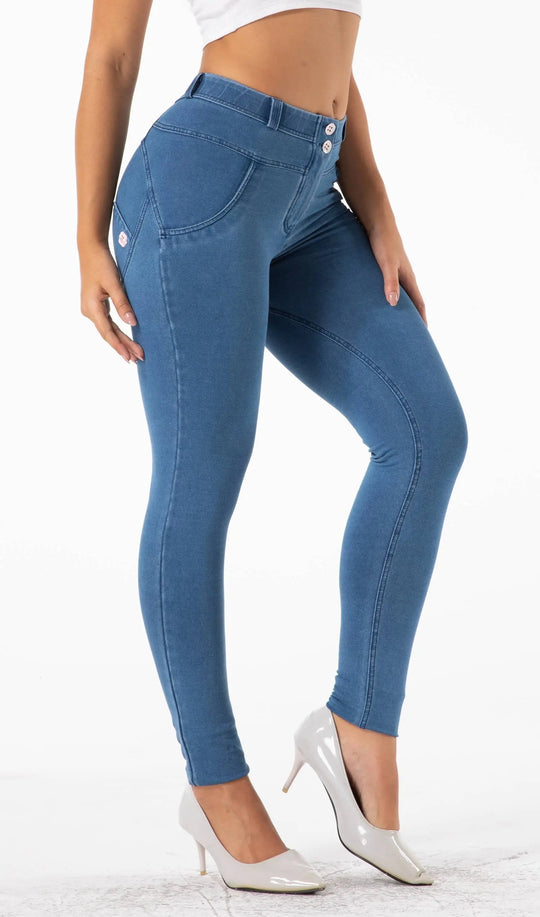 Damen Push Up Jeans blau von mwpants, figurformende moderne Damenjeans mit schmeichelhafter Komfort-Passform, hebt Po und Hüften, stilvoller, vielseitiger Look für selbstbewussten Auftritt, optimiert für Body Positivity und attraktiven Selbstausdruck