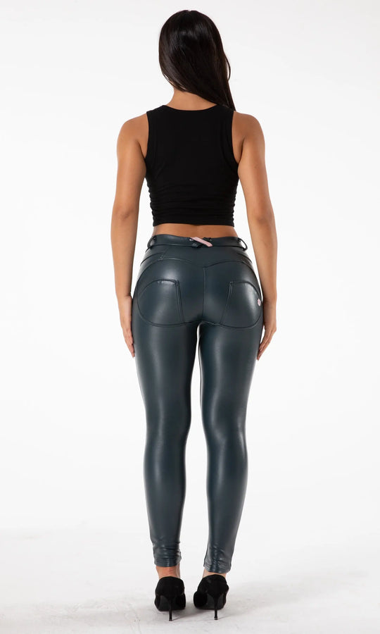Trendy Push Up PU Lederhose, Damenmodell in Dunkelblau, enge Passform und figurformend, modernes Highlight für jede Garderobe.