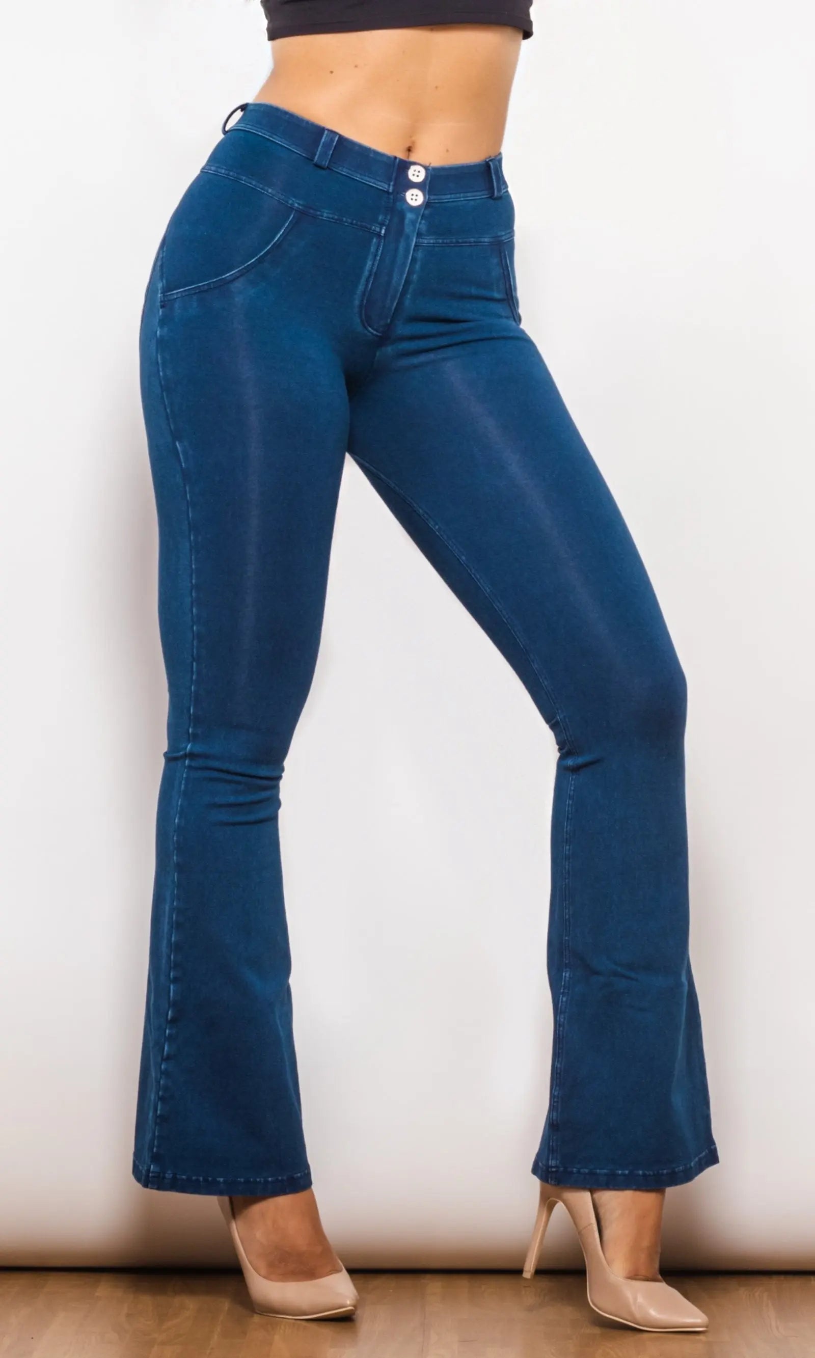 MWPants Push Up Jeans flared in dunkelblau, figurbetont und komfortabel, schmeichelt Kurven und verlängert das Bein.