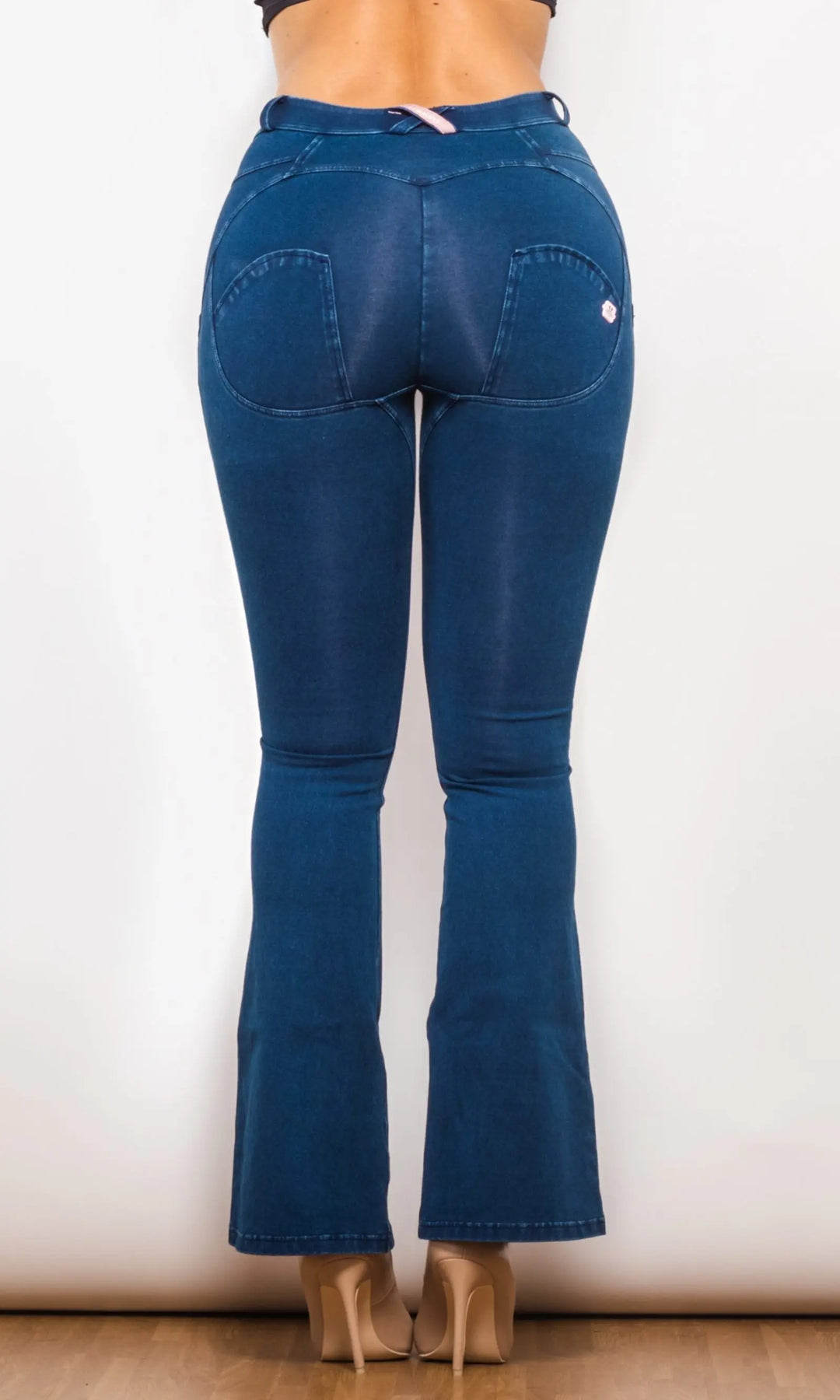 Moderne MWPants Push Up Jeans flared, dunkelblau, hebt Po und Hüften, perfekte Passform für modebewusste Frauen.