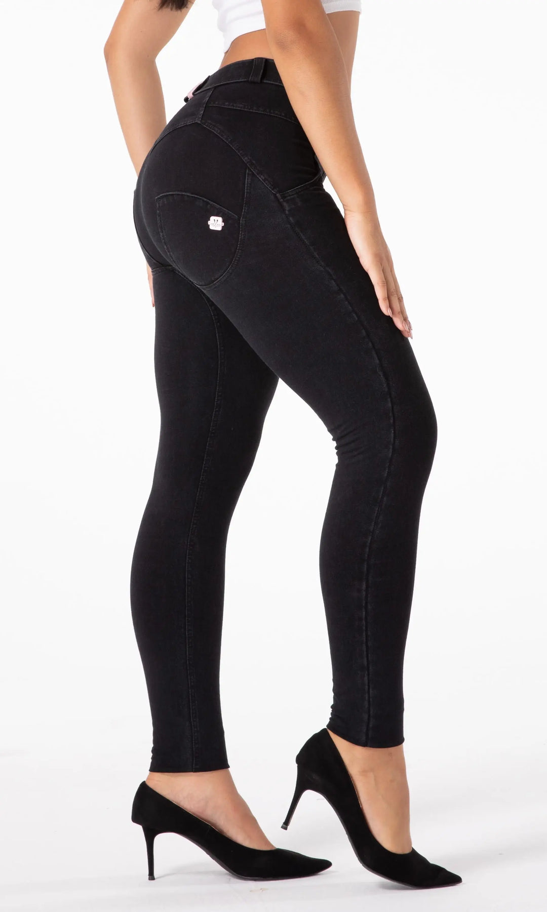 Schwarze MW Damenjeans mit innovativem Push-Up-Effekt, figurformende Passform und eleganter Schnitt, ideal für moderne und stilvolle Outfits.