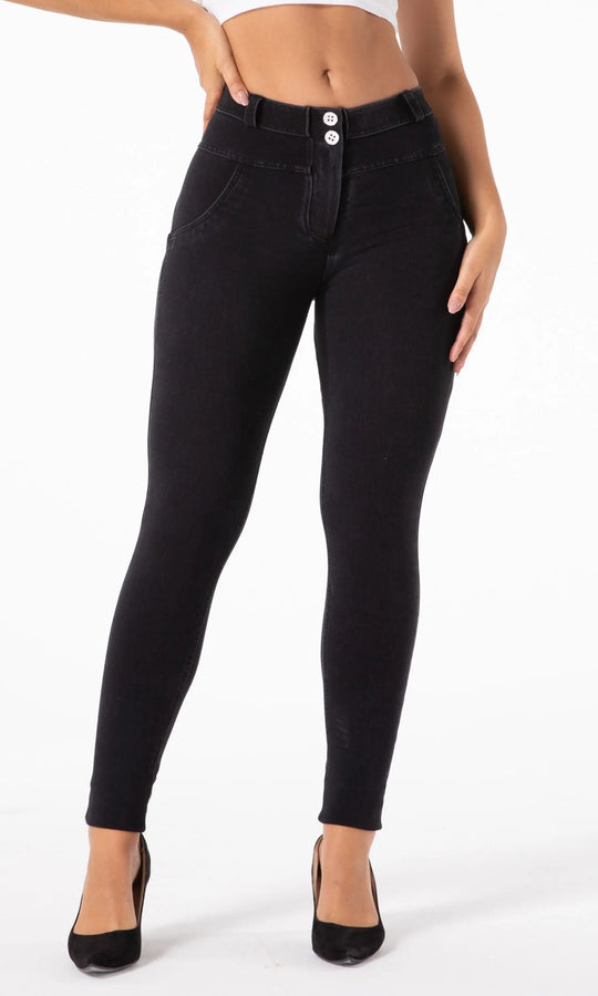 Figurformende MW Push Up Damenjeans in Schwarz, bequemes Material, modisches Design und effektvoller Push-Up für einen selbstbewussten Auftritt.