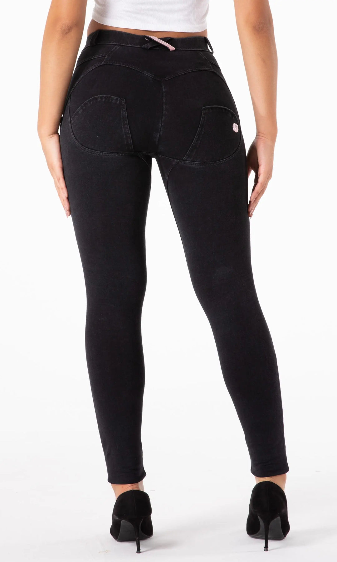 MW Damenjeans in Schwarz, figurformend und modern, verstärkt die Kurven durch Push-Up-Effekt und unterstreicht einen zeitlosen Look.