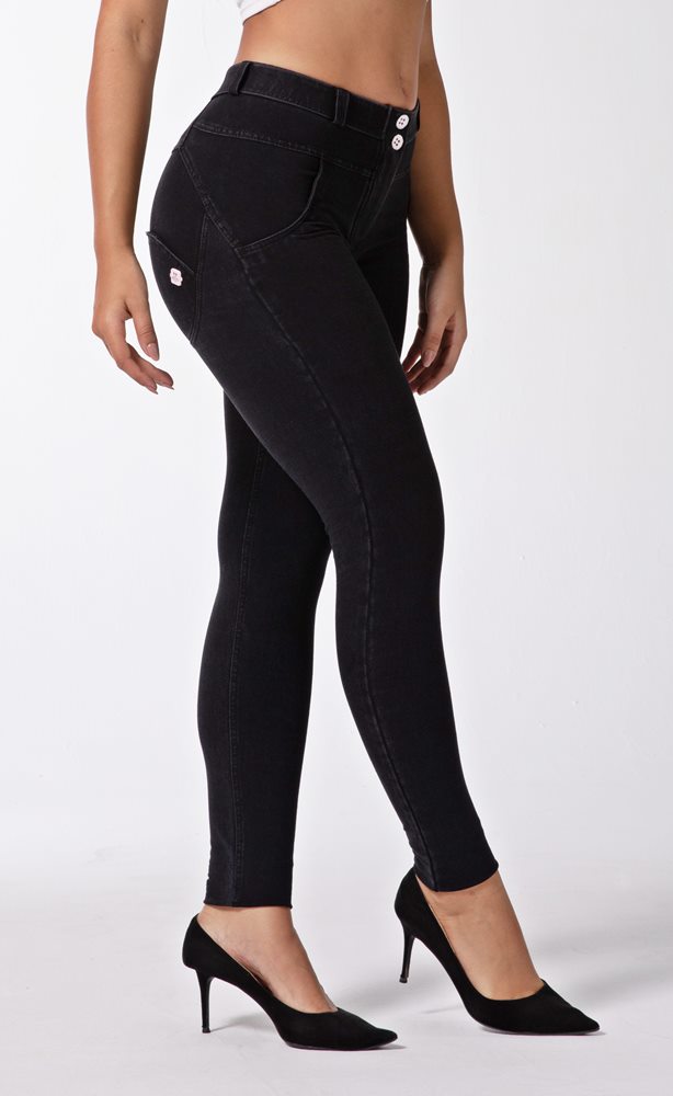 Schwarze Jeans von MWPants, die durch ihr komfortables und figure-verbesserndes Design Selbstbewusstsein und Selbstausdruck unterstützen.